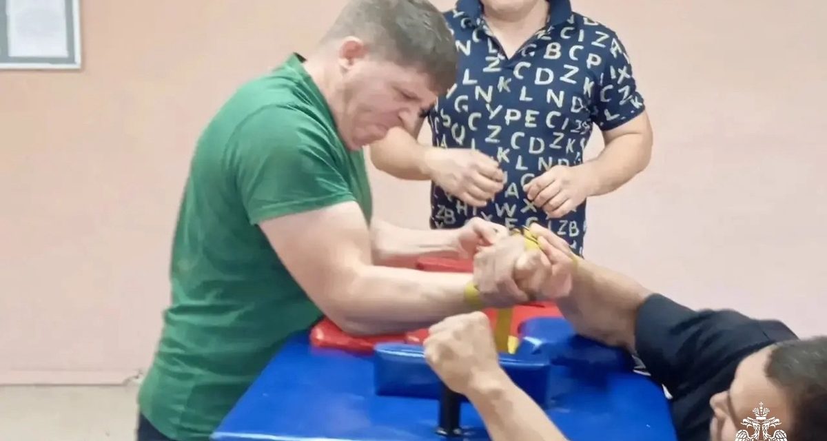 Пожарный из Озинок занял второе место в турнире по армрестлингу для всего мужского населения поселка
