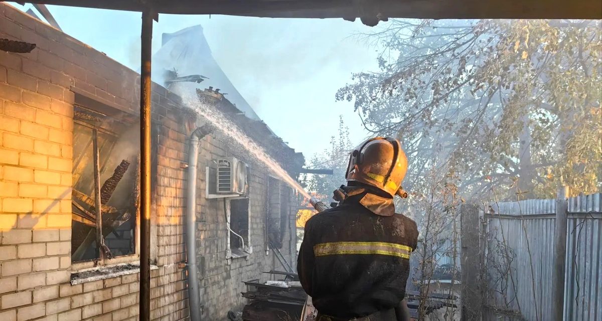 При пожаре в доме на Холмогорской погибли три человека, 68-летнюю женщину госпитализировали