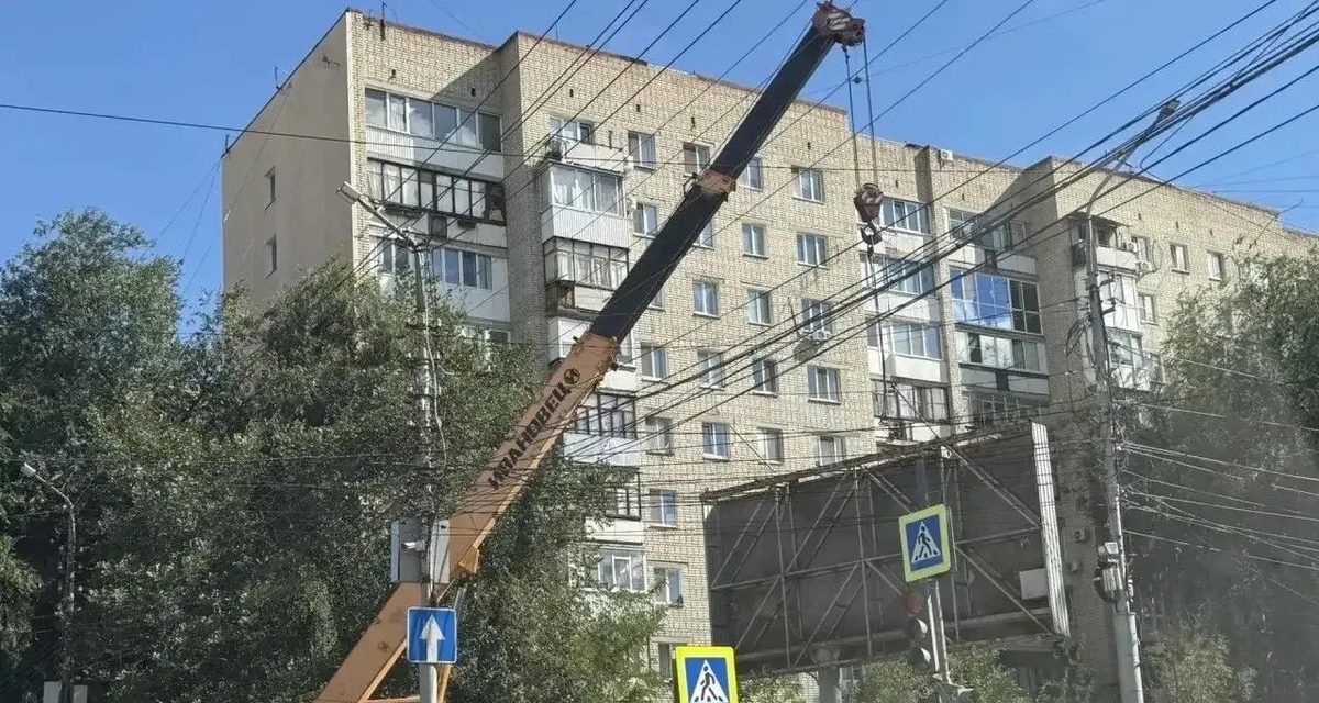 В Саратове убирают незаконные ларьки и рекламные щиты, чтобы улицы стали безопаснее