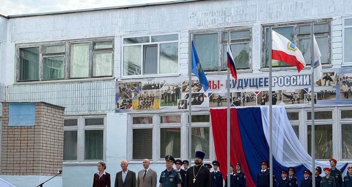Школьник выбил дверь горящего дома и вынес женщину на руках — в День знаний ему вручили медаль