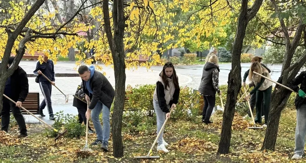 Саратовцы вышли на субботник и убирают 54 городских пространства