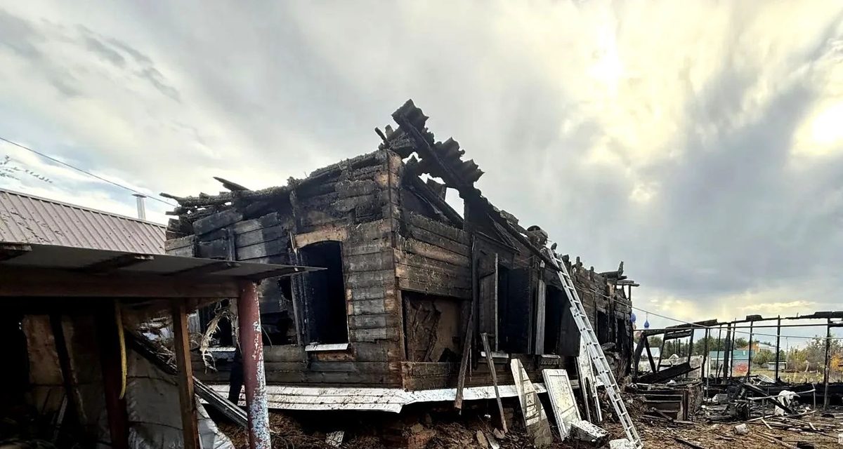 Двое мужчин погибли при ночном пожаре в селе Генеральское, огонь повредил два дома